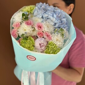Дофаминовый букет с гортензиями и кустовыми розами