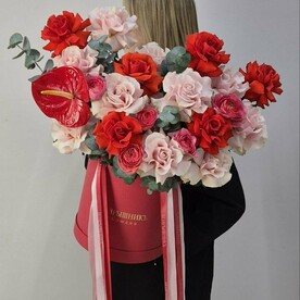 Роза французская, Антуриум, Эвкалипт, Ранункулус, Коробка шляпная
