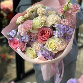 Лизиантус Эустома, Роза пионовидная, Роза Эквадор, Роза кустовая, Диантус, Дизайнерская упаковка