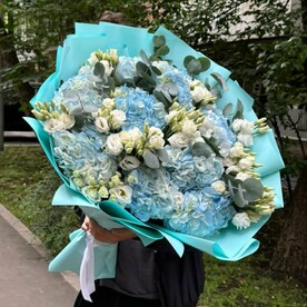 Воздушный букет из гортензий и эустомы
