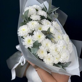 Букет хризантем с эвкалиптом