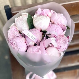 11 розовых пионов
