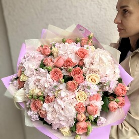 Букет с гортензиями, пионовидными розами и маттиолой
