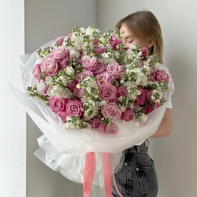 Пионовидные розы и маттиола в дуэте