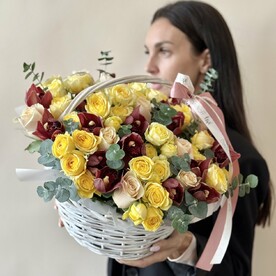 Корзина с розами и орхидеей