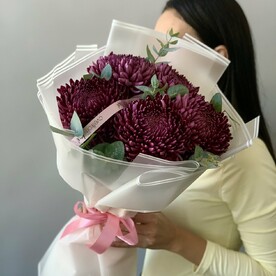 Винные хризантемы с эвкалиптом