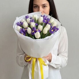 Тюльпаны и ирисы в дуэте