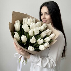 Белые тюльпаны в крафт бумаге