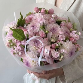 Георгины и кустовые розы в дуэте с зеленью