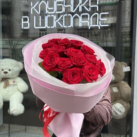 Букет из 15 красных роз "Розалия"