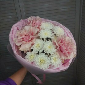 Микс хризантема и французская розовая роза
