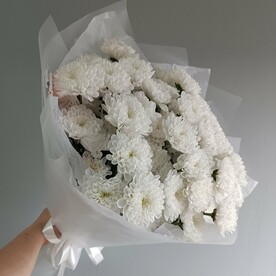 Пышный букет из белых хризантем