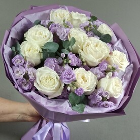 Букет из белых роз, маттиолы, эвкалипта