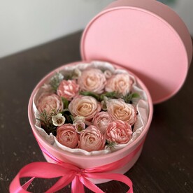 Коробочка с пионовидными розами