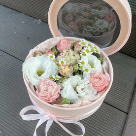 Цветы в коробке с пионом
