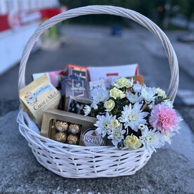 Корзина сладостей и цветы в коробке