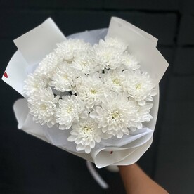 Букет с белоснежными хризантемами