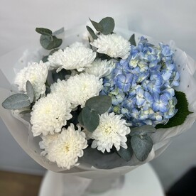 Букет с гортензией и хризантемой