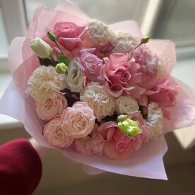 Букет с эустомами, розами и диантусами