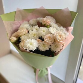 Букет из хризантем и роз