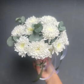 Стаканчик из хризантем и эвкалипт