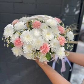 Корзина из хризантем и диантусов