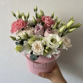 Композиция из роз и эустомы