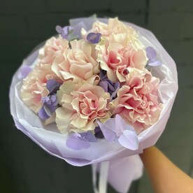 Букет из французских роз с эвкалиптом