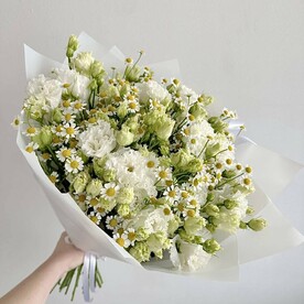 Букет «Солнечный сад» из махровой эустомы и кустовых ромашек