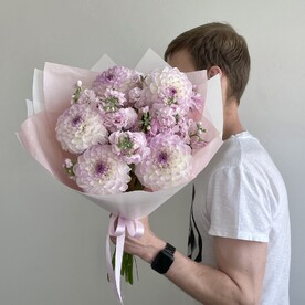 Букет «сиреневый туман» из георгинов и маттиолы