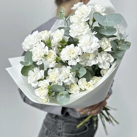 Букет «Светлый момент» из кустовых диантусов с эвкалиптом