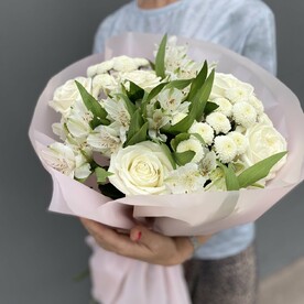Нежный букет с белыми розами, белой альстромерией и хризантемой