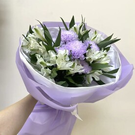 Милый букет комплимент с альстромериями и хризантемой