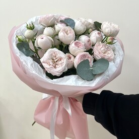 Нежный букет с кустовыми пионовидными розами
