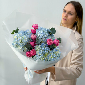 Нежный букет голубая гортензия и розова пионовидная кустовая роза