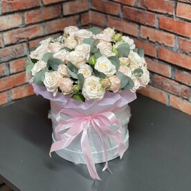 Роза кустовая, Эвкалипт, Шляпная коробка, Флористическая губка