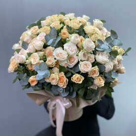 Роза мадам бомбастик, Роза кустовая, Эвкалипт, Писташ, Шляпная коробка, Оазис