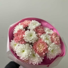 Букет из диантусов и кустовой хризантемы