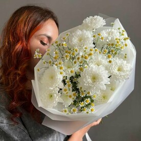 Букет комплимент из 3 белых хризантем с танацетумом