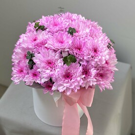 Коробочка из розовых кустовых хризантем