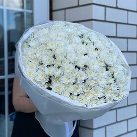 Букет из 31 белой кустовой хризантемы