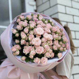 Монобукет из 31 кустовой пионовидной розы сорта Бомбастик