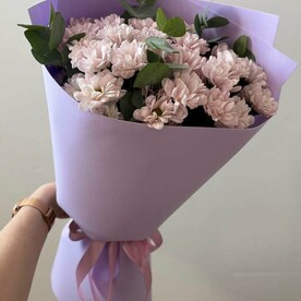 Букет из 5 кустовых хризантема с эвкалиптом
