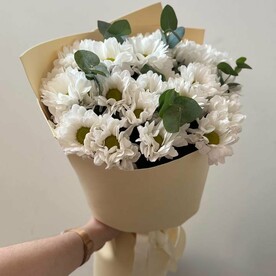 Букет из кустовой хризантемы с эвкалиптом 🌸
