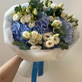 Авторский букет с гортензиями, эустомой и эвкалиптом