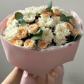 Авторский букет из хризантем, кустовых роз и эвкалипта