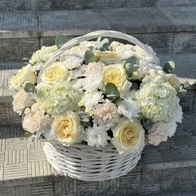 Авторская корзина с гортензией, розами, диантусом, эвкалиптом, хризантемой