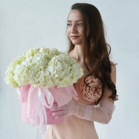 Коробка из 7 белых гортензий