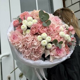 Авторский букет "Мелодия Чувств" из гортензий, роз, кустовых роз, эвкалипта и кустовых хризантем