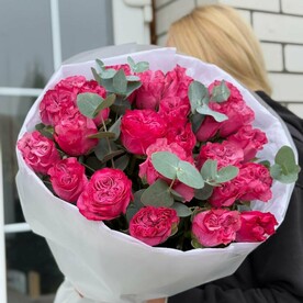 Букет из 25 пионовидных роз сорта Country Blue с эвкалиптом